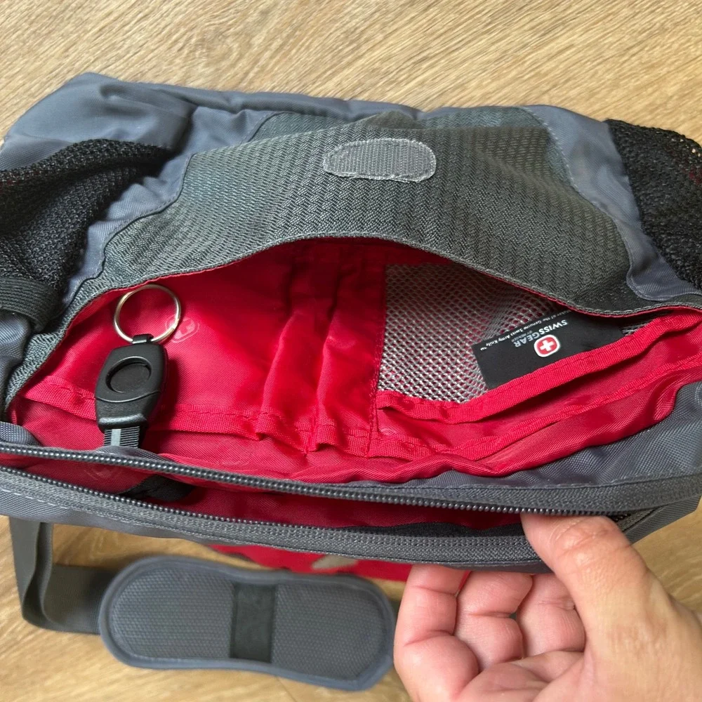 NWOT SwissGear Crossbody Messenger Bag Gray Black Red Travel Sling Shoulder Bag